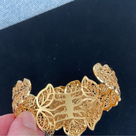Elegant Gold tone Floral Bracelet - Picture 5 of 5
